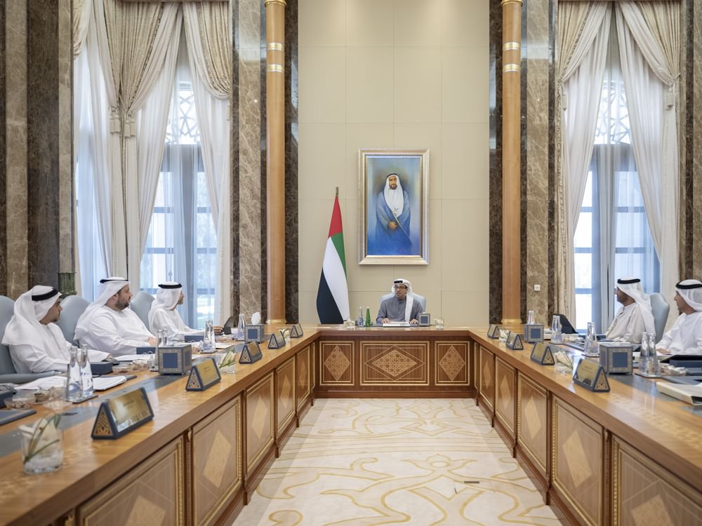 Mansour bin Zayed preside la reunión del Consejo de Administración de la EIA