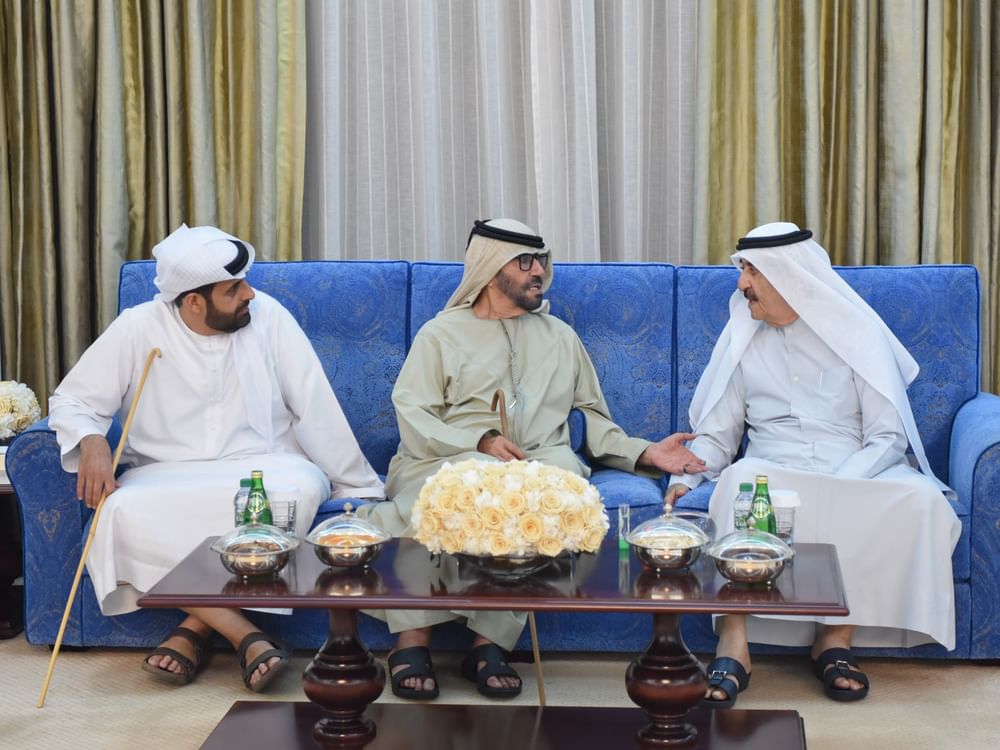 حاكم أم القيوين يستقبل المهنئين بالشهر الفضيل