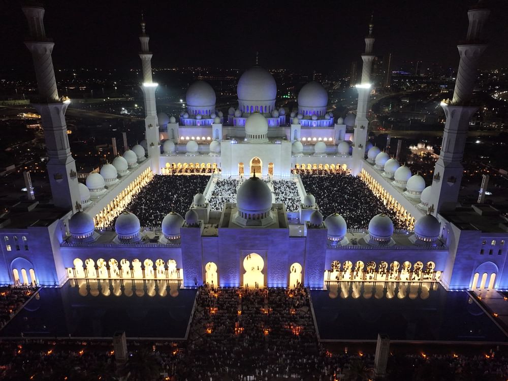 مركز جامع الشيخ زايد الكبير يستقبل ضيوفه خلال العشر الأواخر من رمضان بأجواء من السكينة والطمأنينة