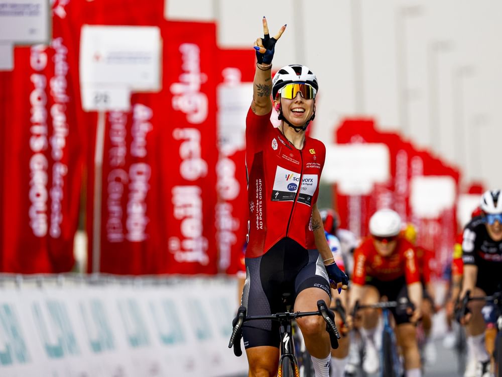 الهولندية "ويبس" تواصل تألقها في طواف الإمارات وتتوج بالمرحلة الثانية