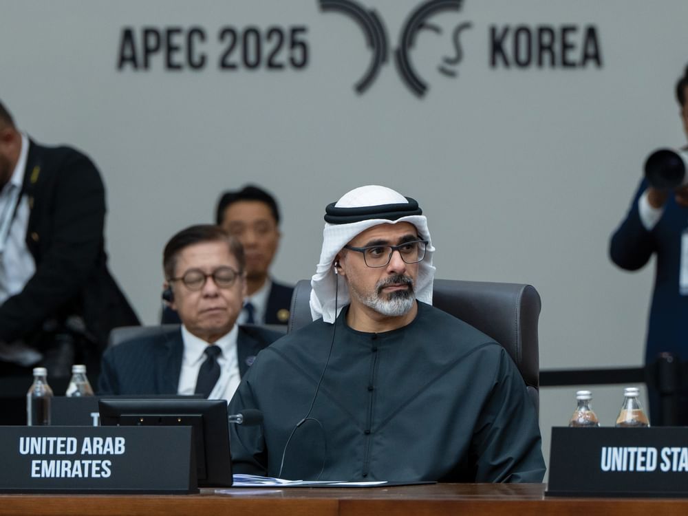 نيابة عن رئيس الدولة.. ولي عهد أبوظبي يشارك في أعمال منتدى التعاون الاقتصادي لدول آسيا والمحيط الهادئ