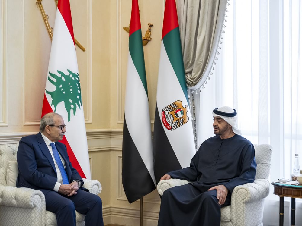 رئيس الدولة ورئيس وزراء لبنان يبحثان علاقات البلدين والتطورات الإقليمية