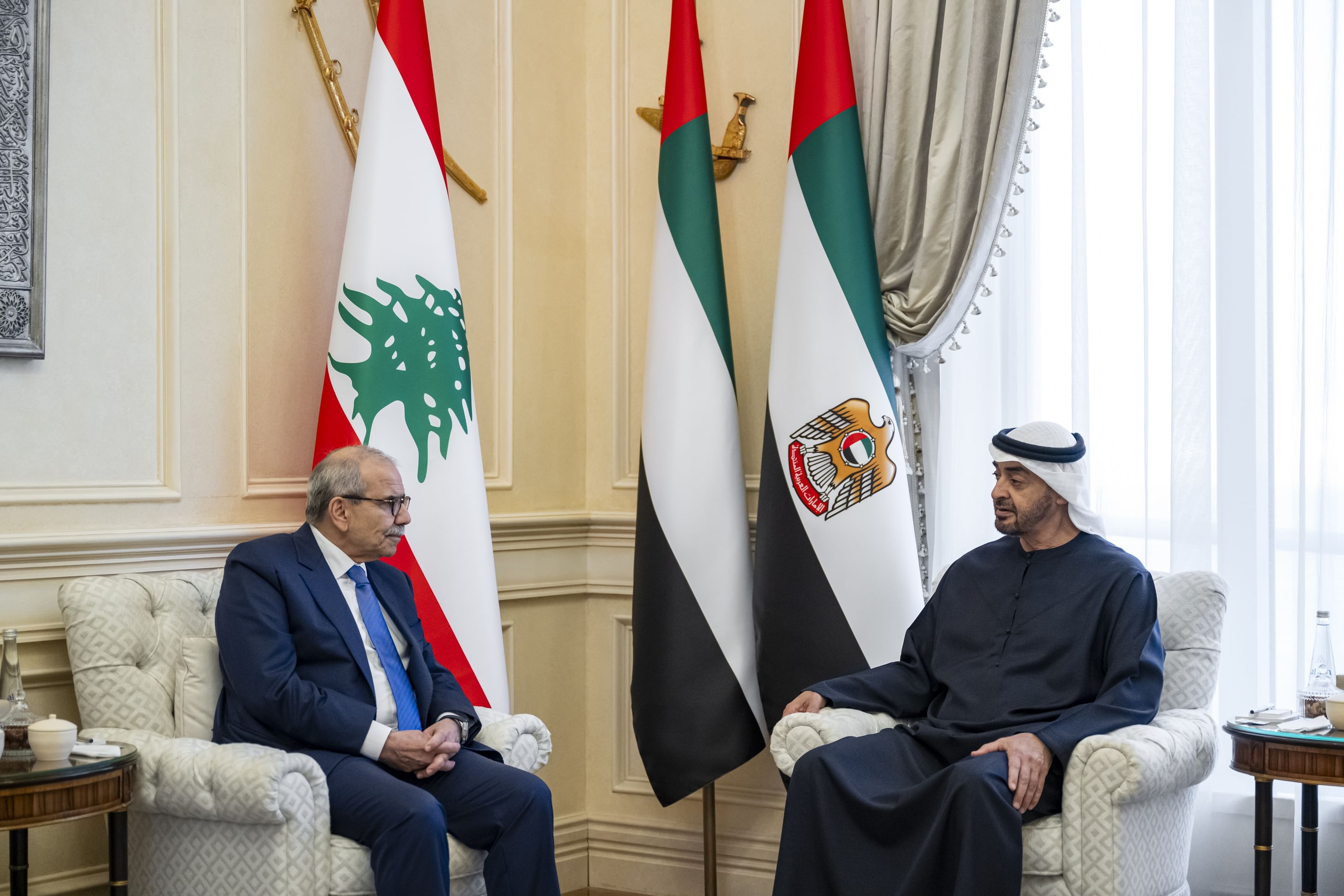 رئيس الدولة ورئيس وزراء لبنان يبحثان علاقات البلدين والتطورات الإقليمية 4 pn40438w1k91k76pn