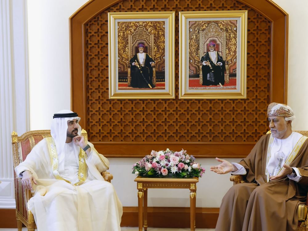 Príncipe herdeiro de Dubai se reúne com vice-primeiro-ministro de Defesa de Omã