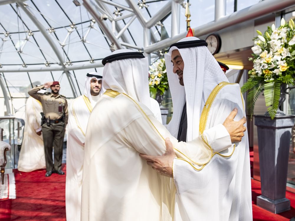 Le président des Émirats arabes unis arrive au Koweït pour une visite fraternelle et est accueilli par l’émir koweïtien