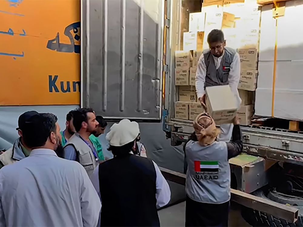 الهلال الأحمر يسلم الدفعة الأولى من المساعدات الطبية للشعب الأفغاني