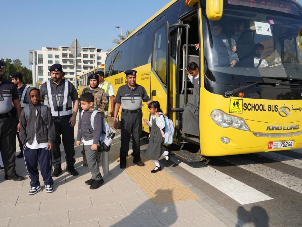 شرطة أبوظبي تستقبل الطلبة بالهدايا والرسائل التوعوية مع بدء العام الدراسي الجديد