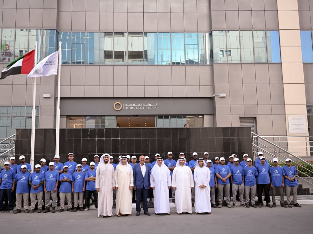 Minister of Human Resources and Emiratisation visits labour accommodation facility in Abu Dhabi, congratulates workers on International Workers’ Day
