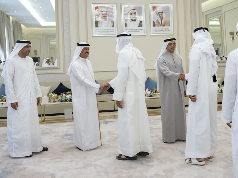 Mansour bin Zayed participa de almoço oferecido por Sultan bin Hamdan em Abu Dhabi