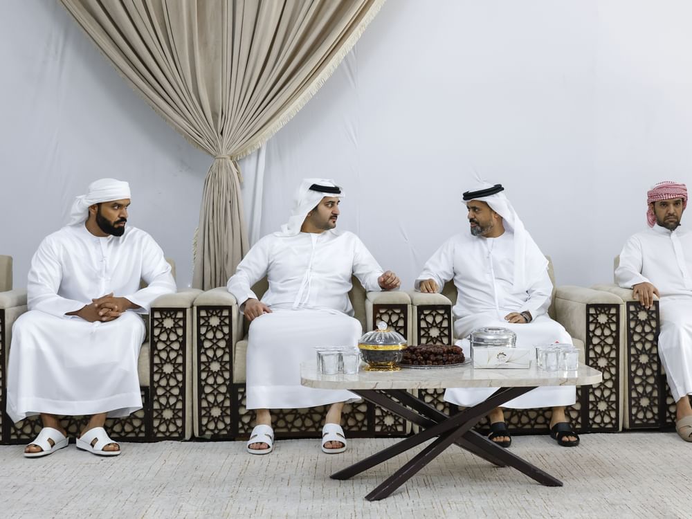 مكتوم بن محمد يقدم واجب العزاء في عبدالله سعيد بوحيمد الهاجري