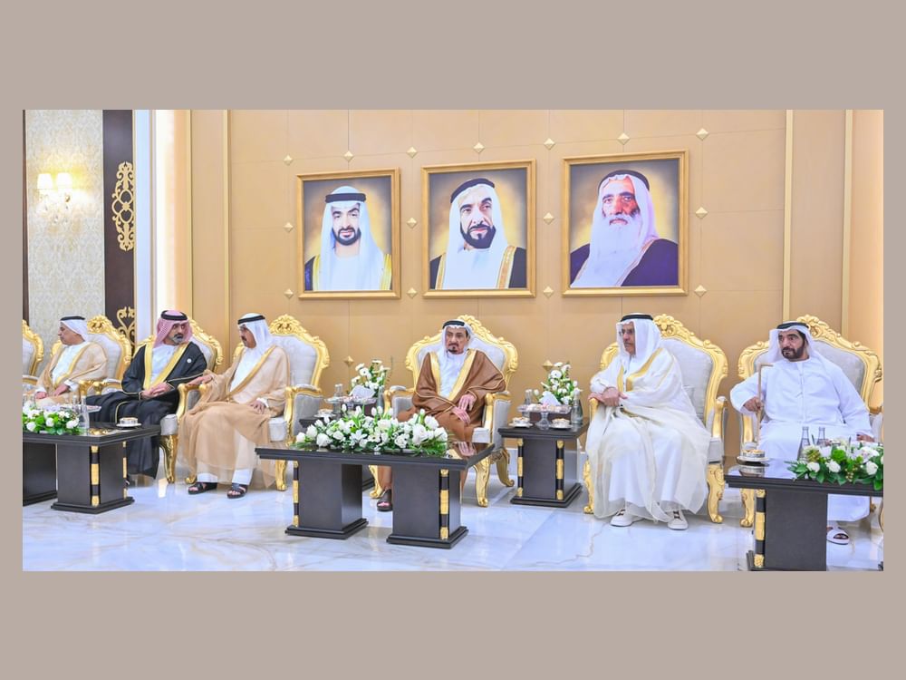 حاكم عجمان وولي عهده يواصلان استقبال المهنئين بعيد الفطر المبارك