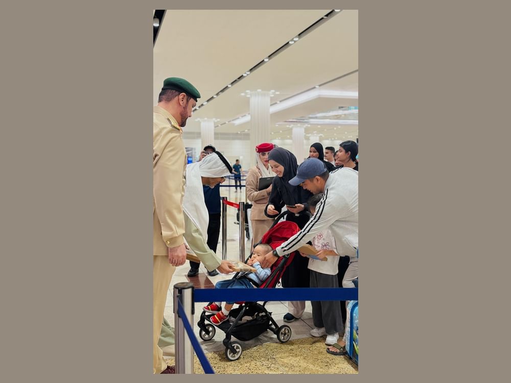 شرطة دبي تطلق مبادرة لتوزيع هدايا تذكارية على المسافرين خلال عيد الفطر