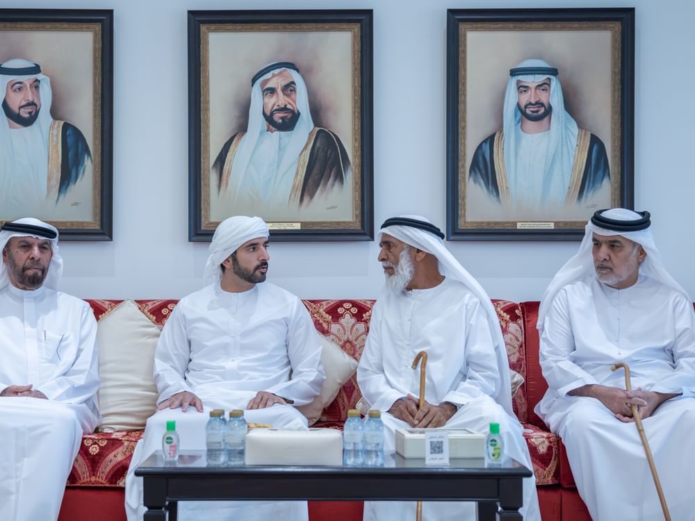 حمدان بن محمد يقدم واجب العزاء لأسرتي شهيدي الوطن والواجب عبدالله المنهالي وسعيد الشامسي