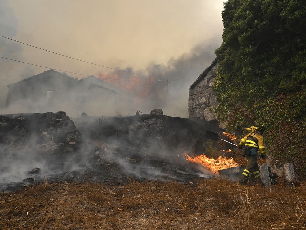 西班牙20起森林火灾肆虐 政府增兵支援灭火