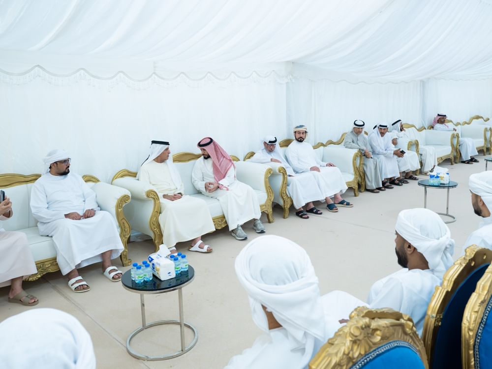سعود بن صقر يقدّم واجب العزاء في وفاة حسين الرفاعي المنصوري