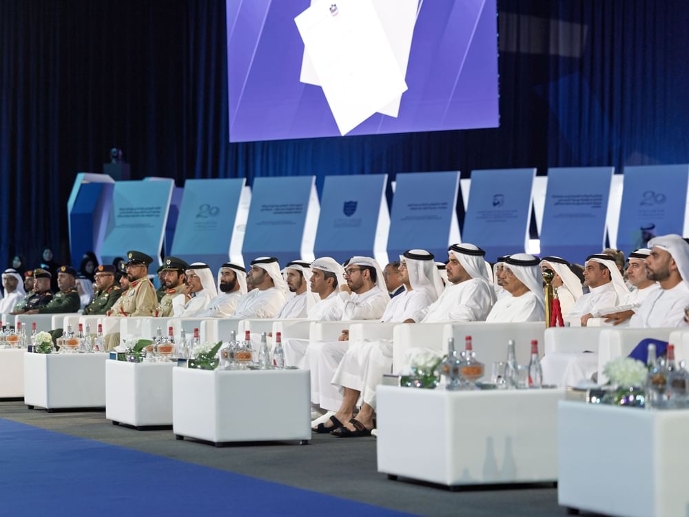 منصور بن محمد يشهد تخريج الدفعة الـ12 من طلبة الماجستير في كلية محمد بن راشد للإدارة الحكومية