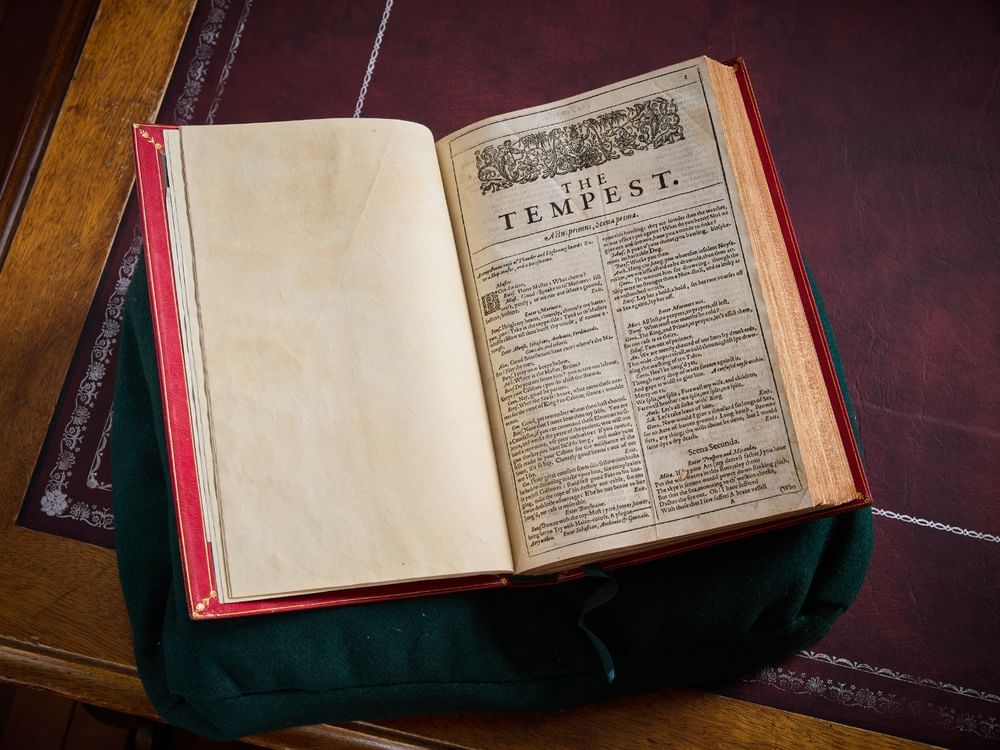 Peter Harrington présente le First Folio de Shakespeare à l'Art d'Abou Dhabi