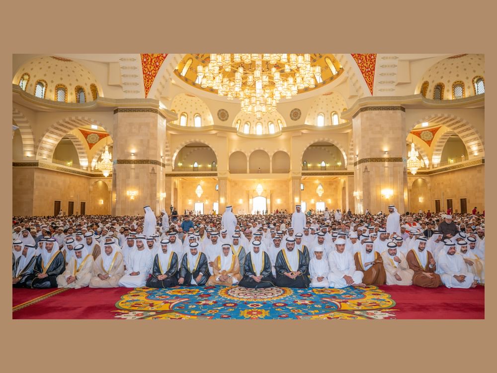 Governante de Fujairah realiza oração de Eid Al-Fitr na mesquita Xeique Zayed