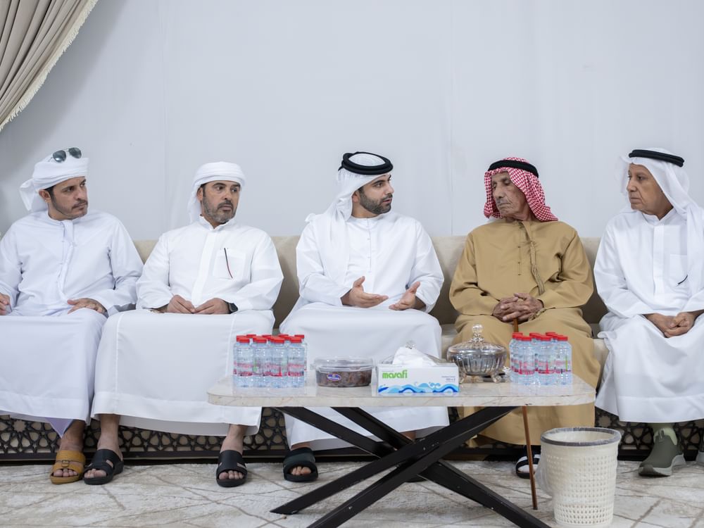 منصور بن محمد يقدم واجب العزاء في وفاة حسين الأحبابي