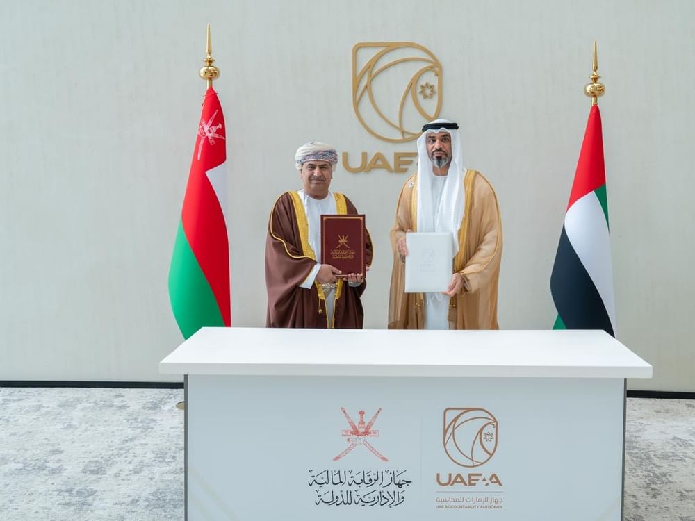 الإمارات وسلطنة عُمان يوقعان مذكرة تفاهم لتعزيز التعاون في المجال الرقابي