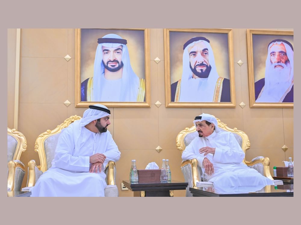 حاكم عجمان يتقبل تعازي ولي عهد الفجيرة في وفاة الشيخة عائشة محمد خلف