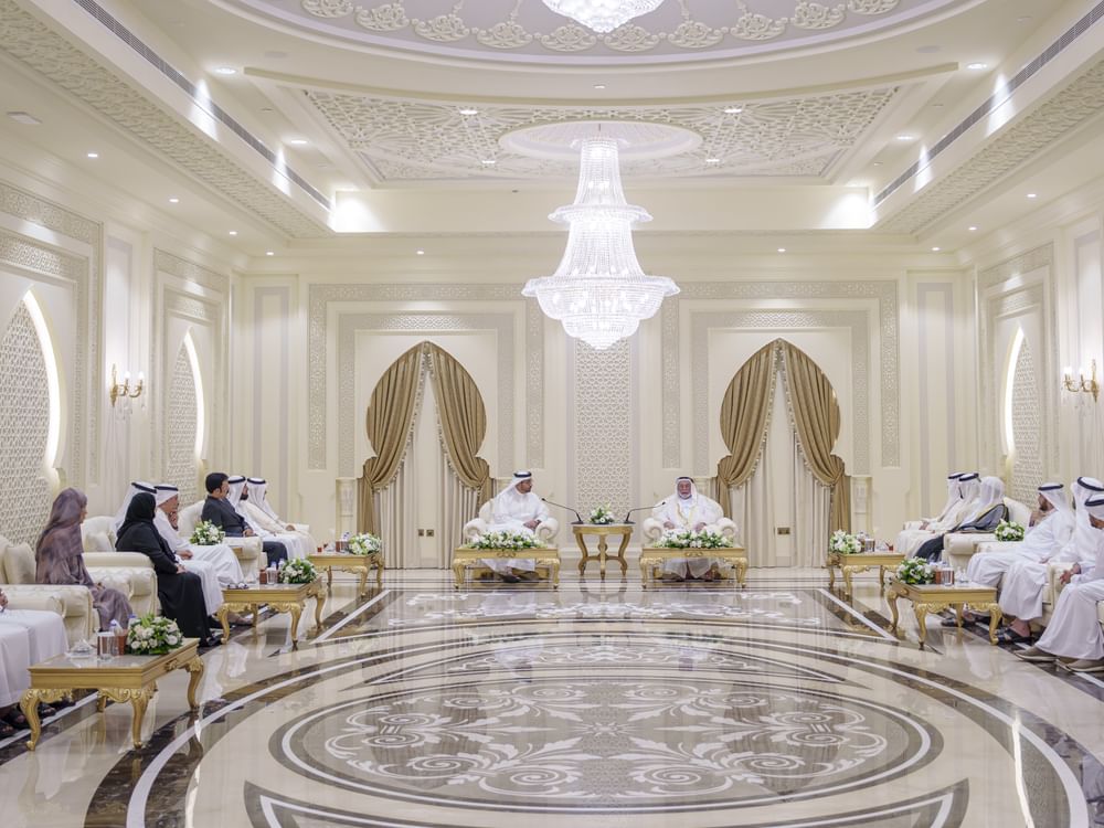 حاكم الشارقة يستقبل وفد مصرف الإمارات الإسلامي