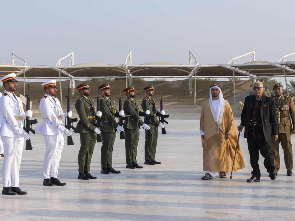 زايد بن محمد بن زايد يستقبل رئيس جمهورية فيجي في واحة الكرامة