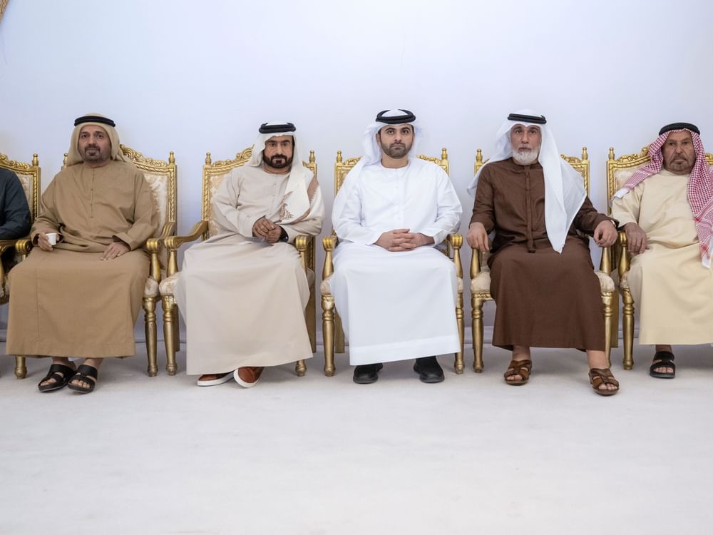 منصور بن محمد يقدم واجب العزاء في وفاة محمد بن الشيخ جمعة المنصوري