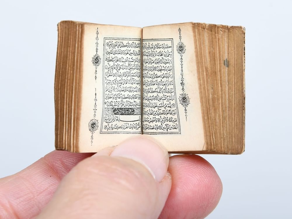 مصحف مصغر عمره 130 عاما في "معرض أبوظبي للكتاب"
