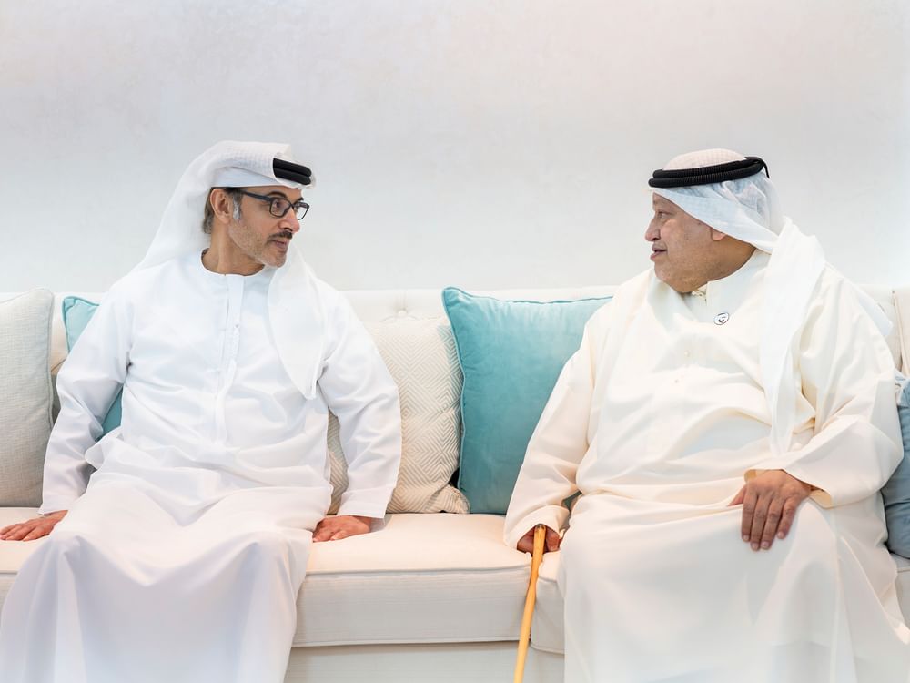 Hazza bin Zayed visita Saeed bin Tahnoon bin Mohammed e troca cumprimentos de Ramadã