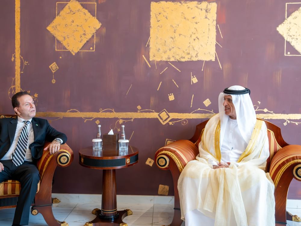 Governante de Ras Al Khaimah recebe embaixador das Bahamas nos Emirados
