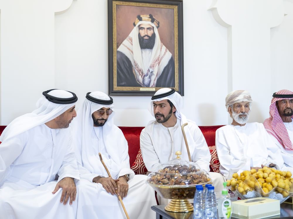 خليفة بن طحنون بن محمد يقدم واجب العزاء في وفاة عوض سعيد سويلم الكتبي