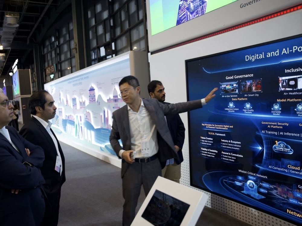 وفد بلدية عجمان يطلع على أحدث تقنيات الذكاء الاصطناعي بمؤتمر ومعرض "HUAWEI CONNECT 2026"