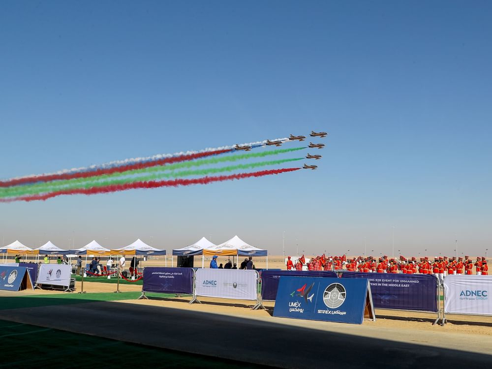 سلطان بن طحنون يشهد العروض الجوية بمعرضي يومكس وسيمتكس بتلال سويحان 