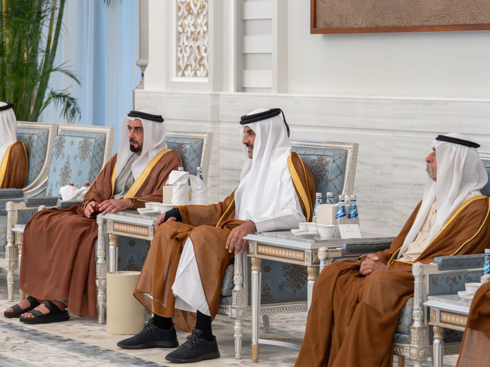سيف بن زايد يقدم واجب العزاء إلى أمير قطر في وفاة الشيخ حمد بن خليفة آل ثاني