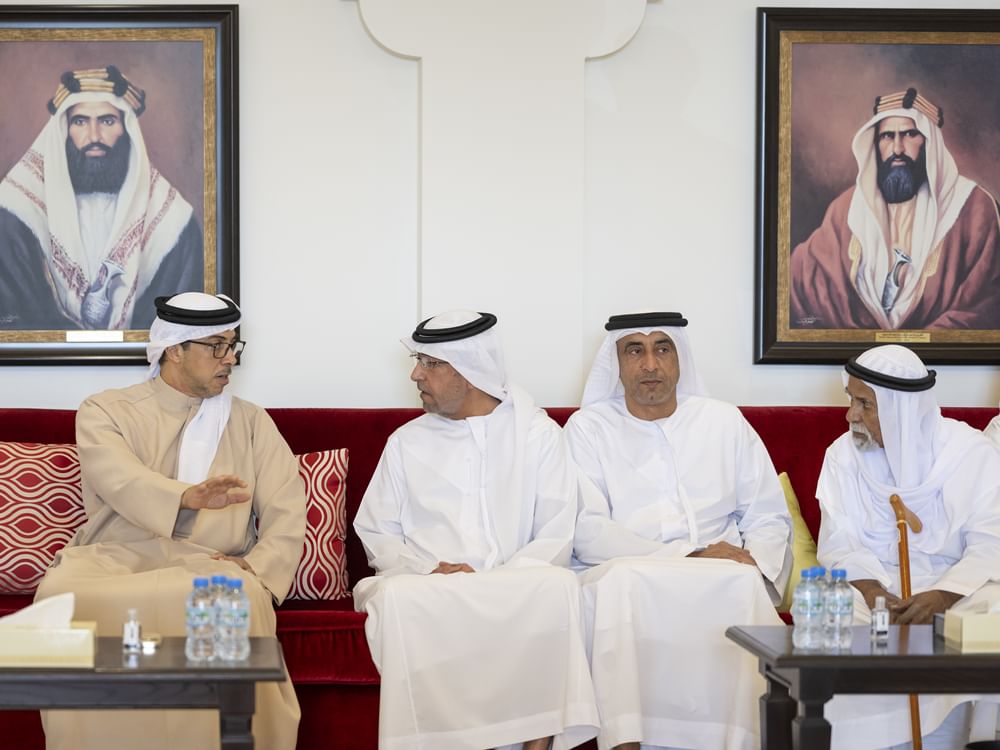 منصور بن زايد يعزي في وفاة محمد الحميري خلال زيارته مجلس العزاء في العين