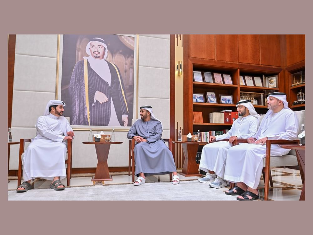 عبد العزيز بن حميد يستقبل قنصل عام البحرين 