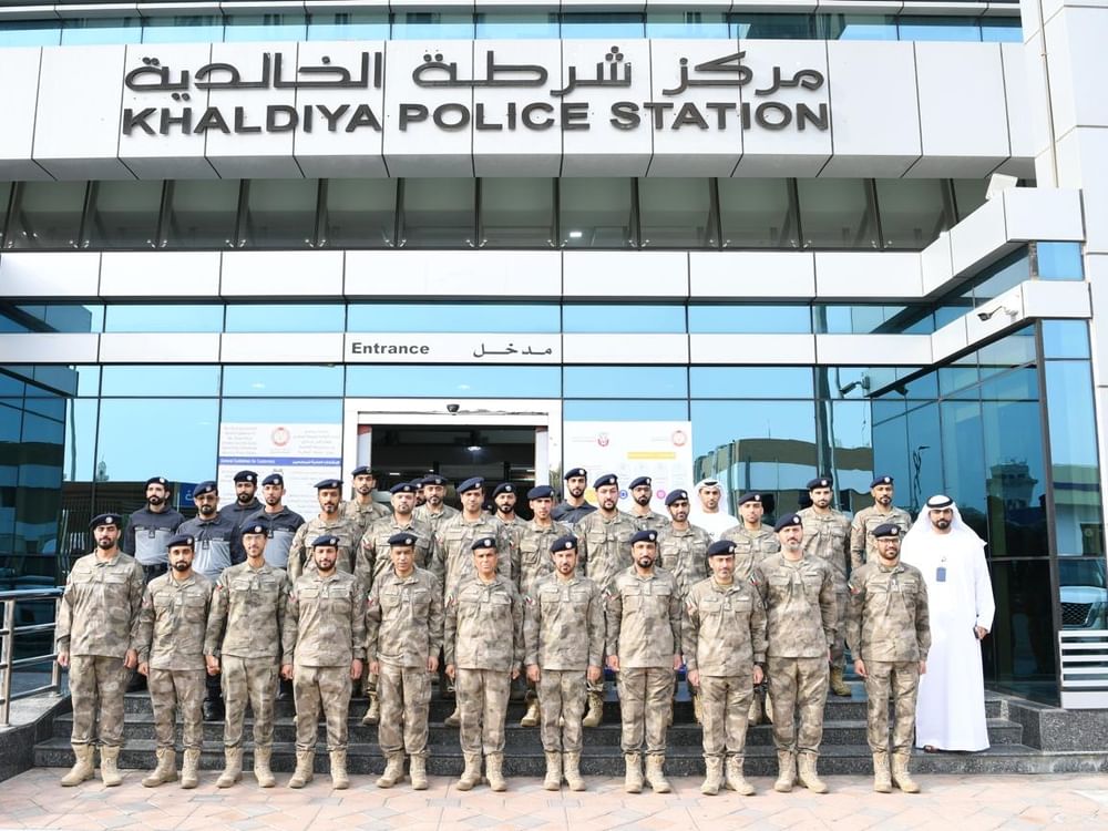 قائد عام شرطة أبوظبي يطلع على سير العمل بمركز شرطة الخالدية