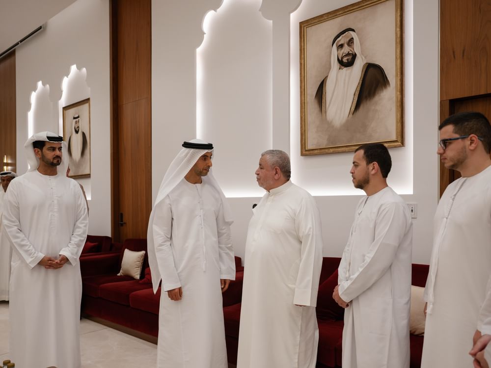 خالد بن زايد يُقدم واجب العزاء في وفاة آلاء نادر مشتهى