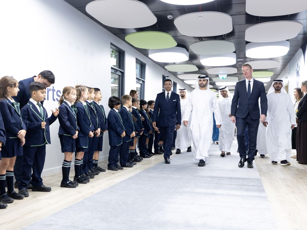 منصور بن محمد يفتتح مدرسة جيمس للبحوث والابتكار في دبي 