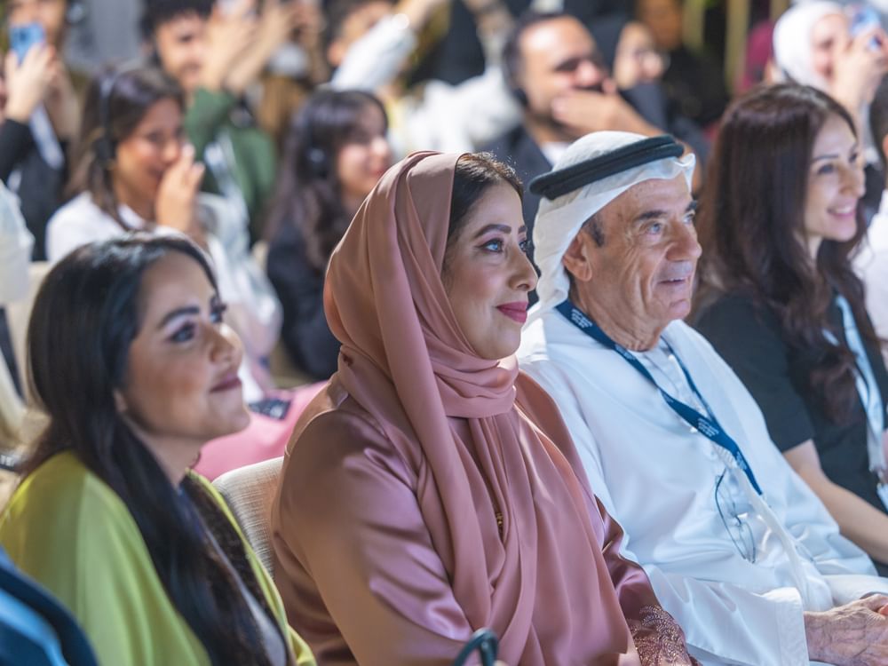 منى المري تستعرض مع أعضاء برنامج القيادات الإعلامية العربية الشابة دور الشباب في تطوير المشهد الإعلامي