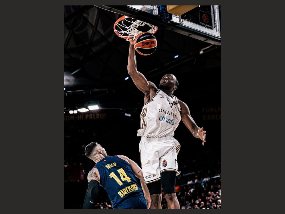 دبي يخسر أمام برشلونة بسلة حاسمة في "اليوروليغ"