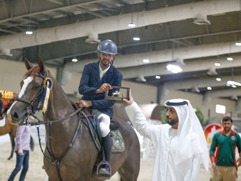 الرميثي يحرز جائزة "الجولة الواحدة" لقفز الحواجز بأبوظبي