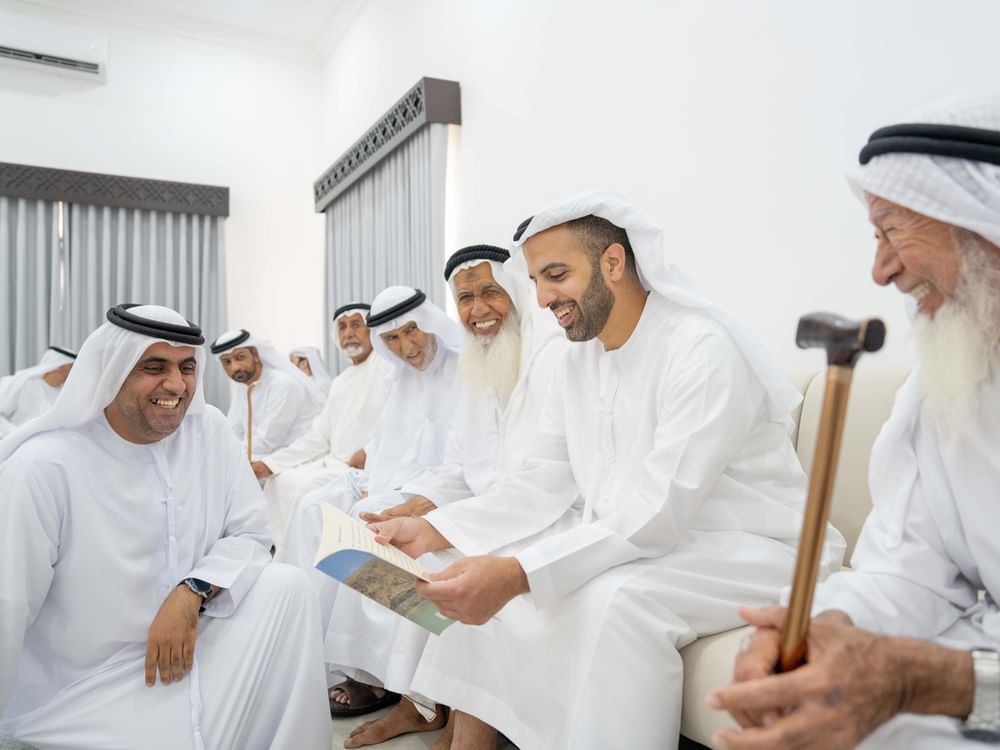 تفقد المناطق المجاورة والتقى الأهالي.. ولي عهد رأس الخيمة يفتتح مجلس منطقة ممدوح