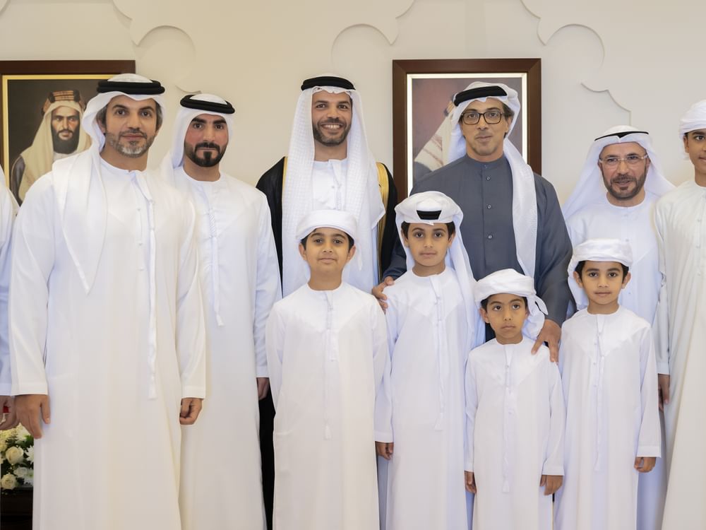 Mansour bin Zayed participa de celebração de casamento das famílias Al-Alawi e Al-Kalbani