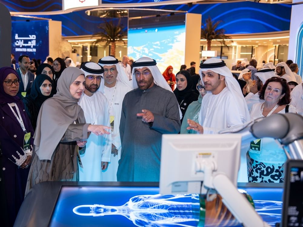 أحمد الصايغ يطلع على مشاريع"الإمارات الصحية" بمعرض الصحة العالمي