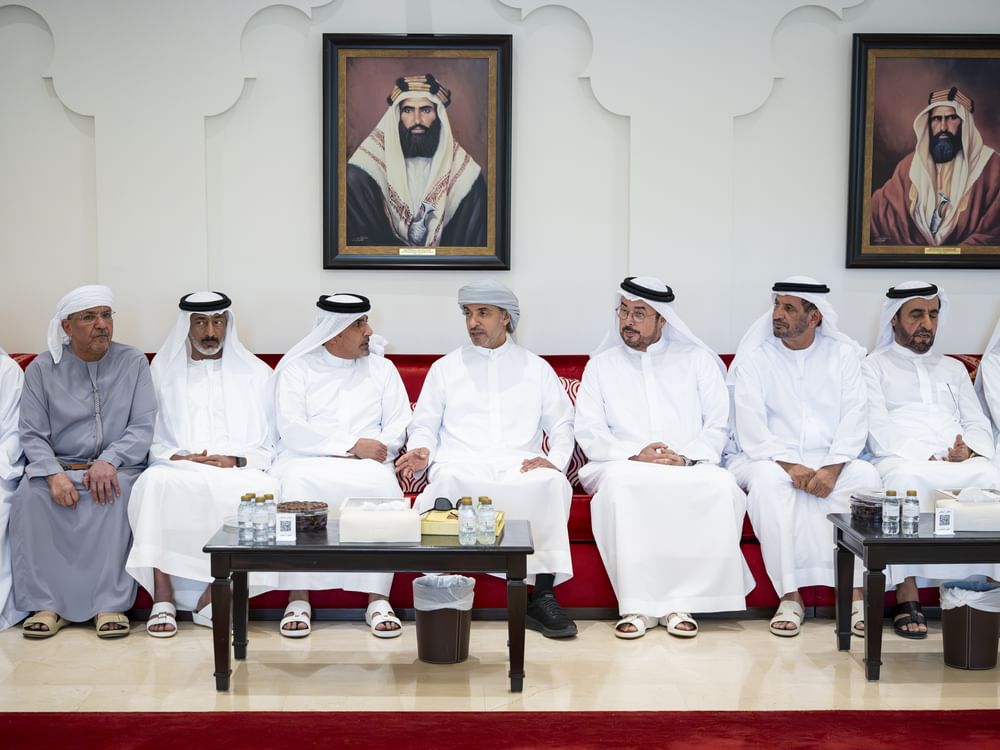 هزاع بن زايد يُقدم واجب العزاء في وفاة فاطمة بنت مطر بن عميرة الشامسي