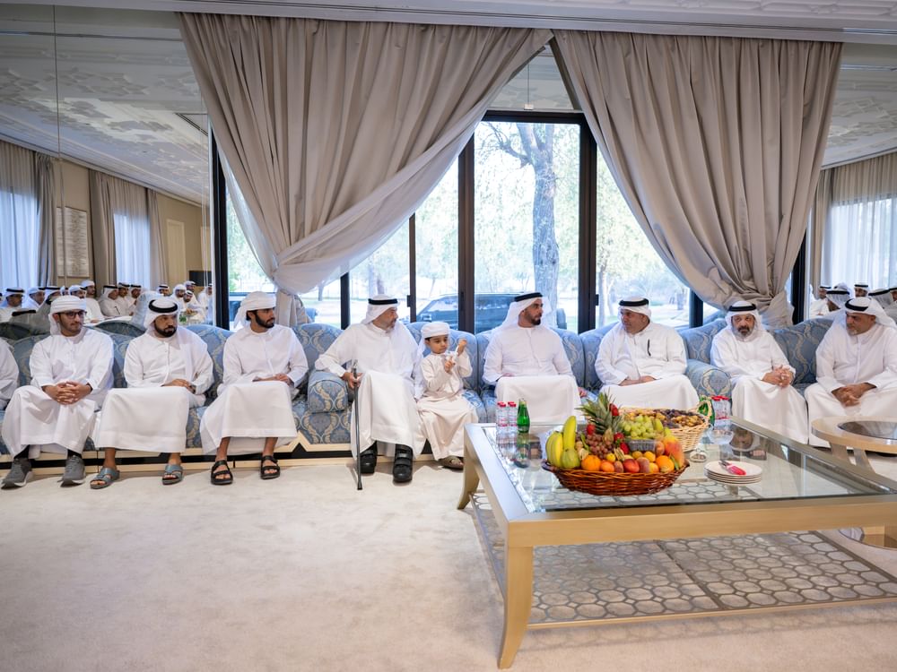 سيف بن زايد يقدم واجب العزاء في وفاة خدية بنت هامل