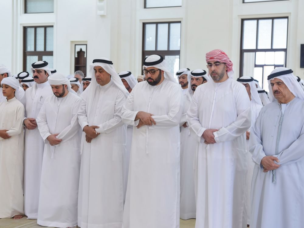 ولي عهد أم القيوين يؤدي صلاة الجنازة على جثمان الشيخ إبراهيم بن أحمد بن حمد المعلا