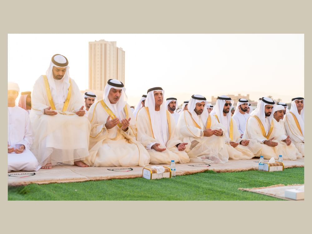 Governante de Ras Al Khaimah realiza oração de Eid Al-Fitr na Grande Musalla de Khuzam